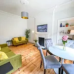 Desirable 2 Bed Apt Near Edinburgh Castle