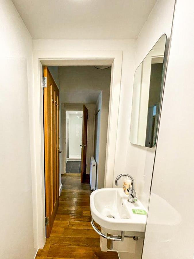 Desirable 2 Bed Near Castle Apartment *